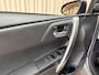 Toyota Auris 1.8 Hybrid Lease Pro *Panoramadak* Org.NL! / Leder / Camera / Afn. Trekhaak / Keyless / Stoelverwarming / Navigatie / Cruise / 17'' LMV