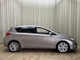 Toyota Auris 1.8 Hybrid Lease Pro *Panoramadak* Org.NL! / Leder / Camera / Afn. Trekhaak / Keyless / Stoelverwarming / Navigatie / Cruise / 17'' LMV