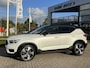 Volvo XC40 1.5 T5 Recharge 262 pk R-Design Navigatie Panoramadak Pilot Asist  ACC 360 Camera Harman Kardon Elek Stoel Dab Stoel + Stuur verwarming Extra Getint Glas Wit Metallic ! Plug In Hybride
