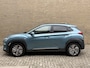 Hyundai Kona Electric EV Premium 64 kWh | 3 fase | 100% SOH | Leder | Schuif/kanteldak | Navigatie | Adaptieve cruise | Lane assist | Apple CarPlay | Stoelverwarming&koeling | Achterbankverwarming | Camera | PDC voor+achter | Head up display | Volledig onderhouden