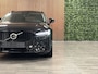 Volvo V90 T8 AWD Recharge Ultimate Dark Long Range | Vol! | Luchtvering | Stoelventilatie | 360° Camera | 455pk | Head-Up Display | Harman Kardon | Stoelmassage | Schuifdak | Adaptieve Cruise Control | Stoel en Stuurwielverwarming | Full LED Meesturende koplampen |