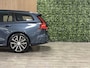 Volvo V60 T6 AWD Recharge Plus Dark | Trekhaak | 360° Camera | Harman Kardon | Adaptieve Cruise Control | Stoelverwarming voor+achter | Stuurwielverwarming | Pilot Assist | BLIS Dode Hoek Detectie | Elektrische voorstoelen geheugen | Contour stoelen | Zitting verle