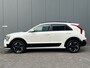Kia Niro EV DynamicLine 64.8kWh 204pk | Camera | Carplay | Inklapbare spiegels | Adaptive cruise controle | Keyless entry | Full LED | Lichtmetalen velgen 17'' | Navigatie | Parkeersensoren voor en achter | 1e eigenaar | Half lederen bekleding | 1e eigenaar
