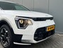 Kia Niro EV DynamicLine 64.8kWh 204pk | Camera | Carplay | Inklapbare spiegels | Adaptive cruise controle | Keyless entry | Full LED | Lichtmetalen velgen 17'' | Navigatie | Parkeersensoren voor en achter | 1e eigenaar | Half lederen bekleding | 1e eigenaar