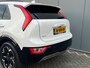 Kia Niro EV DynamicLine 64.8kWh 204pk | Camera | Carplay | Inklapbare spiegels | Adaptive cruise controle | Keyless entry | Full LED | Lichtmetalen velgen 17'' | Navigatie | Parkeersensoren voor en achter | 1e eigenaar | Half lederen bekleding | 1e eigenaar