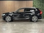 Volvo XC60 T6 AWD Recharge Ultimate Bright | Luchtvering | Trekhaak | Head-Up Display | Harman Kardon | Adaptieve Cruise Control | Stoelverwarming voor+achter | Stuurwielverwarming | Full LED Meesturende koplampen | Pilot Assist | Parkeercamera | Elektrische voorsto