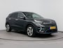 Kia Niro EV e-Niro DynamicPlusLine 64 kWh | Parkeer sensoren voor + achter | Warmtepomp |Achteruit rij camera | Apple carplay & Android auto | Schuifkantel dak | Drive lane assist | Adaptive cruise control | Stoelverwarming + stuur | Half leder bekleding
