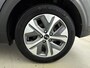 Kia Niro EV e-Niro DynamicPlusLine 64 kWh | Parkeer sensoren voor + achter | Warmtepomp |Achteruit rij camera | Apple carplay & Android auto | Schuifkantel dak | Drive lane assist | Adaptive cruise control | Stoelverwarming + stuur | Half leder bekleding