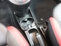 Fiat 500C 0.9 TwinAir Turbo 500S Cabrio gt interiuer, Airco, Bluetooth, Elektronisch Stabiliteits Programma, Hill hold functie, Parkeersensoren achter, Stuur multifunctioneel, Sportstoel, Sportstuur compacte cabrio met een flinke dosis charme en karakter. Dankzij de pittige TwinAir Turbo motor (85 pk) is hij lekker vlot, zuinig én levendig om te rijden. De “500S” uitvoering geeft hem een