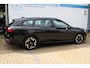 Volkswagen Passat Variant 1.5 eTSI 150 pk | Incl. 12 maanden Garantie | Stoel/stuur verwarming | Achteruitrijcamera | Adaptive cruise controle | Dodehoekdetectie | Parkeersensoren V+A | Navigatie | Apple CarPlay/Android Auto | Draadloze telefoonlader | Climate controle | Lane assist | Keyless start | LED Koplampen | 18 Inch LMV | Schakelmogelijkheid aan stuurwiel |