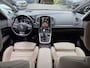Renault Grand Scenic 1.3 TCe Intens 160 PK Automaat / 1e Eigenaar / Dealer Onderhouden / Lederen Bekleding met Elektrische Stoelen / Adaptief Cruise Control / Head Up Display / Bose Audio / Stoelverwarming / Dode Hoek Detectie / Achteruitrijcamera / Z.G.A.N. WINTERSET LM 7 / 6.5 MM PROFIEL €500,-