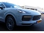 Porsche Cayenne Coupé 3.0 E-Hybrid Platinum Edition*BTW*Perfect Porsche Onderh.*1ste Eig*Krijt*PASM Luchtvering/PDCC/PDLS/Sportuitlaat/Pano/Bose/Sport Chrono/Sfeer/Stoelverw./Camera/Keyless Entry+go/Memorie/Elek. Klep/21 inch LM*