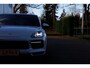 Porsche Cayenne Coupé 3.0 E-Hybrid Platinum Edition*BTW*Perfect Porsche Onderh.*1ste Eig*Krijt*PASM Luchtvering/PDCC/PDLS/Sportuitlaat/Pano/Bose/Sport Chrono/Sfeer/Stoelverw./Camera/Keyless Entry+go/Memorie/Elek. Klep/21 inch LM*