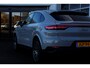 Porsche Cayenne Coupé 3.0 E-Hybrid Platinum Edition*BTW*Perfect Porsche Onderh.*1ste Eig*Krijt*PASM Luchtvering/PDCC/PDLS/Sportuitlaat/Pano/Bose/Sport Chrono/Sfeer/Stoelverw./Camera/Keyless Entry+go/Memorie/Elek. Klep/21 inch LM*