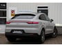 Porsche Cayenne Coupé 3.0 E-Hybrid Platinum Edition*BTW*Perfect Porsche Onderh.*1ste Eig*Krijt*PASM Luchtvering/PDCC/PDLS/Sportuitlaat/Pano/Bose/Sport Chrono/Sfeer/Stoelverw./Camera/Keyless Entry+go/Memorie/Elek. Klep/21 inch LM*