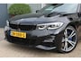 BMW 3-Serie 330d High Exe | M Sport | Panodak | Sfeerverl | HUD | LED | Navi | CarPlay | ECC | PDC | Cruise | Leder | LMV19'' | El.Trekhaak | Zeer nette