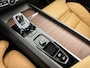 Volvo XC60 2.0 T6 Plug-in hybrid AWD Plus Dark | 19" Allseason | Luchtvering | Geventileerd Nappa Leder | Trekhaak | 360 Camera | Panoramadak | Elektr. verst. stoelen | Stoel/stuur/achterbankverwarming | Adaptieve cruise | BLIS