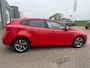 Volvo V40 1.6 D2 Base Business 5 drs van 2de Eig met trekhaak en navigatie en bluetooth telefoon en airco