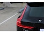 Volvo V60 T6 Plug-in hybrid AWD Plus Dark | Rondomzicht Camera| Semi Electrische trekhaak| Electronic Climate Control | Adaptieve Cruise Control | Parkeersensoren | Rijstrooksensor Met Correctie | Navigatiesysteem | Verwarmbare Voorstoelen | Verwarmbaar Stuurwiel | Keyless Entry |