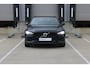 Volvo V60 T6 Plug-in hybrid AWD Plus Dark | Rondomzicht Camera| Semi Electrische trekhaak| Electronic Climate Control | Adaptieve Cruise Control | Parkeersensoren | Rijstrooksensor Met Correctie | Navigatiesysteem | Verwarmbare Voorstoelen | Verwarmbaar Stuurwiel | Keyless Entry |
