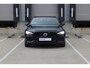 Volvo V60 T6 Plug-in hybrid AWD Plus Dark | Rondomzicht Camera| Semi Electrische trekhaak| Electronic Climate Control | Adaptieve Cruise Control | Parkeersensoren | Rijstrooksensor Met Correctie | Navigatiesysteem | Verwarmbare Voorstoelen | Verwarmbaar Stuurwiel | Keyless Entry |