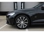Volvo V60 T6 Plug-in hybrid AWD Plus Dark | Rondomzicht Camera| Semi Electrische trekhaak| Electronic Climate Control | Adaptieve Cruise Control | Parkeersensoren | Rijstrooksensor Met Correctie | Navigatiesysteem | Verwarmbare Voorstoelen | Verwarmbaar Stuurwiel | Keyless Entry |