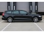 Volvo V60 T6 Plug-in hybrid AWD Plus Dark | Rondomzicht Camera| Semi Electrische trekhaak| Electronic Climate Control | Adaptieve Cruise Control | Parkeersensoren | Rijstrooksensor Met Correctie | Navigatiesysteem | Verwarmbare Voorstoelen | Verwarmbaar Stuurwiel | Keyless Entry |