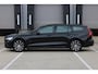 Volvo V60 T6 Plug-in hybrid AWD Plus Dark | Rondomzicht Camera| Semi Electrische trekhaak| Electronic Climate Control | Adaptieve Cruise Control | Parkeersensoren | Rijstrooksensor Met Correctie | Navigatiesysteem | Verwarmbare Voorstoelen | Verwarmbaar Stuurwiel | Keyless Entry |