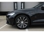 Volvo V60 T6 Plug-in hybrid AWD Plus Dark | Rondomzicht Camera| Semi Electrische trekhaak| Electronic Climate Control | Adaptieve Cruise Control | Parkeersensoren | Rijstrooksensor Met Correctie | Navigatiesysteem | Verwarmbare Voorstoelen | Verwarmbaar Stuurwiel | Keyless Entry |