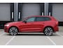 Volvo XC60 T8 Plug-in hybrid AWD Ultra Dark | Luchtvering | Bowers & Wilkins premium audio | Lichtmetalen velgen 22" | 360° parkeercamera | Sportstoelen | Head-up display | Parkeerverwarming | BLIS | Adaptive cruise | trekhaak elektrisch uitklapbaar | head-up display