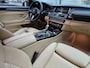 BMW 5-Serie Touring 520i M Sport High Executive 6WB teller Panorama Elk. Stoelen NAP PUNT GAAF 100% dealeronderhouden