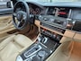 BMW 5-Serie Touring 520i M Sport High Executive 6WB teller Panorama Elk. Stoelen NAP PUNT GAAF 100% dealeronderhouden