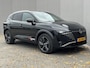 Nissan Qashqai 1.3 MHEV Xtronic Business Premium / HUD / Panoramadak / Google Maps Navigatie / Apple Carplay & Android Auto / Keyless Entry & Start / Adaptieve Cruise Control / 360° Camera / Stuur- en Stoelverwarming / Voorruitverwarming / Elektrisch Verstelbare Bestuurdersstoel met geheugenset / Elektrische Achterklep / Parelmoer Metallic