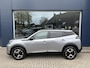 Peugeot 2008 1.2 Hybrid 145 PK Allure Automaat | 2025 Auto | Hybride Elektrisch rijden met Automaat | Parkeercamera 360 graden | Stoelverwarming | LED Verlichting | Navigatie via Telefoon | 17" Lichtmetalen Velgen | Cruise & Climate Control | Dode Hoek Bewaking |