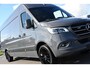 Mercedes-Benz Sprinter 319 V6 3.0 CDI L3H2 PB Edition Full Options! Adaptieve Cruise, 360 Camera, 10,5'' Mbux, Luchtvering, LED, 3500kg Trekhaak, Automaat, Stoelverwarming, Sensoren, Uniek!