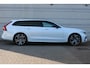 Volvo V90 2.0 T6 Plug-in hybrid AWD Ultra Dark | Nappa Leder met ventilatie Charcoal/Amber | Trekhaak | Headup display | Panoramadak | Preconditioning | Stoelmassage | Driver Awareness | Driver Assistance | Getinte ramen | 22 Inch | Premium Audio by Harman Kardon | Visual Park Assist | Google Maps | Google Assistant | Verwarmbare voorstoelen | Stoelverwarming achter | 4-Zone airco | Matrix Led