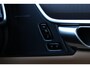 Volvo V90 2.0 T6 Plug-in hybrid AWD Ultra Dark | Nappa Leder met ventilatie Charcoal/Amber | Trekhaak | Headup display | Panoramadak | Preconditioning | Stoelmassage | Driver Awareness | Driver Assistance | Getinte ramen | 22 Inch | Premium Audio by Harman Kardon | Visual Park Assist | Google Maps | Google Assistant | Verwarmbare voorstoelen | Stoelverwarming achter | 4-Zone airco | Matrix Led