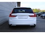 Volvo V90 2.0 T6 Plug-in hybrid AWD Ultra Dark | Nappa Leder met ventilatie Charcoal/Amber | Trekhaak | Headup display | Panoramadak | Preconditioning | Stoelmassage | Driver Awareness | Driver Assistance | Getinte ramen | 22 Inch | Premium Audio by Harman Kardon | Visual Park Assist | Google Maps | Google Assistant | Verwarmbare voorstoelen | Stoelverwarming achter | 4-Zone airco | Matrix Led