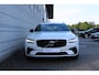 Volvo V90 2.0 T6 Plug-in hybrid AWD Ultra Dark | Nappa Leder met ventilatie Charcoal/Amber | Trekhaak | Headup display | Panoramadak | Preconditioning | Stoelmassage | Driver Awareness | Driver Assistance | Getinte ramen | 22 Inch | Premium Audio by Harman Kardon | Visual Park Assist | Google Maps | Google Assistant | Verwarmbare voorstoelen | Stoelverwarming achter | 4-Zone airco | Matrix Led