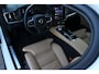 Volvo V90 2.0 T6 Plug-in hybrid AWD Ultra Dark | Nappa Leder met ventilatie Charcoal/Amber | Trekhaak | Headup display | Panoramadak | Preconditioning | Stoelmassage | Driver Awareness | Driver Assistance | Getinte ramen | 22 Inch | Premium Audio by Harman Kardon | Visual Park Assist | Google Maps | Google Assistant | Verwarmbare voorstoelen | Stoelverwarming achter | 4-Zone airco | Matrix Led