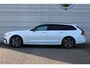 Volvo V90 2.0 T6 Plug-in hybrid AWD Ultra Dark | Nappa Leder met ventilatie Charcoal/Amber | Trekhaak | Headup display | Panoramadak | Preconditioning | Stoelmassage | Driver Awareness | Driver Assistance | Getinte ramen | 22 Inch | Premium Audio by Harman Kardon | Visual Park Assist | Google Maps | Google Assistant | Verwarmbare voorstoelen | Stoelverwarming achter | 4-Zone airco | Matrix Led