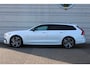 Volvo V90 2.0 T6 Plug-in hybrid AWD Ultra Dark | Nappa Leder met ventilatie Charcoal/Amber | Trekhaak | Headup display | Panoramadak | Preconditioning | Stoelmassage | Driver Awareness | Driver Assistance | Getinte ramen | 22 Inch | Premium Audio by Harman Kardon | Visual Park Assist | Google Maps | Google Assistant | Verwarmbare voorstoelen | Stoelverwarming achter | 4-Zone airco | Matrix Led