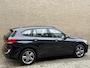 BMW X1 xDrive25e PHEV 55.000km! | M-pakket | Navigatie | Cruise control | Sportstoelen | Stoelverwarming | LED | DAB | PDC | 18 inch M-velgen | Elektrische achterklep | Volledig onderhouden