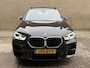 BMW X1 xDrive25e PHEV 55.000km! | M-pakket | Navigatie | Cruise control | Sportstoelen | Stoelverwarming | LED | DAB | PDC | 18 inch M-velgen | Elektrische achterklep | Volledig onderhouden