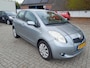 Toyota Yaris 1.3 VVTi Sol betrouwbare pittige 1.3 Yaris met airco en all seasons banden!