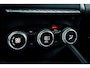 Renault Captur 1.6 E-Tech Plug-in Hybrid 160 Intens | Panoramadak | Trekhaak | 17 inch LMV | LED | Camera