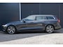 Volvo V60 T6 Plug-in hybrid AWD Plus Bright | Lederen interieur | Semi Elektrische Trekhaak | Keyless | Climate Pack | Elektrisch verstelbare stoelen | Adaptieve Cruise Control | Google Infotainment | 19 inch Lichtmetalen velgen | Parkeercamera en sensoren rondom | Elektrische Kofferklep |