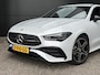 Mercedes-Benz CLA 180 AMG Line | Night Pakket | Burmester Surround Sound | Dodehoekassistent | MULTIBEAM LED Koplampen | Sfeerverlichting | Stoelverwarming | Achteruitrijcamera | Elektrisch Inklapbare Buitenspiegels
