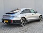 Hyundai Ioniq 6 Lounge 77.4 kWh Automaat / 100% SOH / Origineel NL Auto / Afn. Trekhaak 1.500 kg / Navigatie / Bose audio / Headup Display / Stuur-, voorstoel- en achterbankverwarming / Stoelventilatie / Android Auto / Apple Carplay /