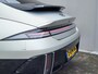 Hyundai Ioniq 6 First Edition AWD 77.4 kWh Automaat / 100% SOH / Origineel NL Auto / tot 04-2009 Fabrieksgarantie / Allseason banden / Schuifkanteldak / 360° camera / Navigatie / Headup Display / Android Auto / Apple Carplay / BOSE audio / Stuur-, voorstoel- en achterbankverwarming /